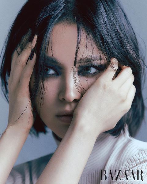 Sontek gaya bold smokey eyes ala Song Hye Kyo. (Foto: Dok.  Bazaar/Instagram Song hyekyo/@kyo1122)