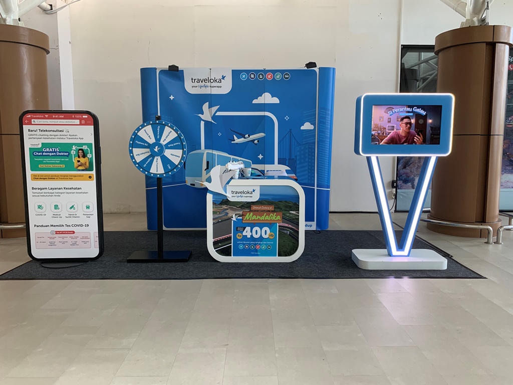 Booth Traveloka di area kedatangan Bandara Internasional Zainuddin Abdul Madjid (Foto: Traveloka)