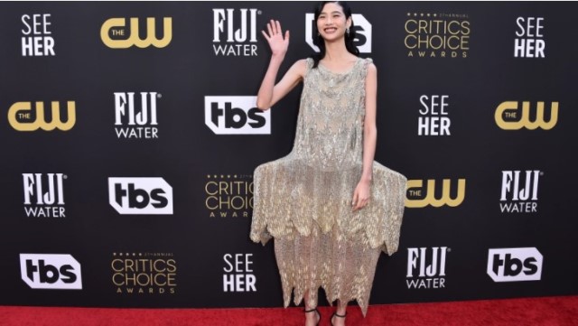 Ini penampilan cantik sekaligus unik HoYeon Jung dalam balutan Louis Vuitton. (Foto: Dok. Jordan Strauss/Invision/AP/Wwd.com)