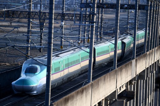 Momen Kereta Shinkansen Jepang Keluar Jalur Usai Gempa 7,3 Magnitudo