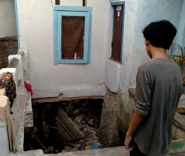 Sekeluarga Tertimpa Rumah Ambruk, Suami Tewas