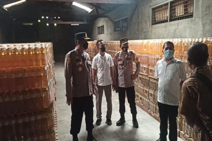 Ribuan Liter Minyak Goreng Ditemukan Menumpuk di Gudang Pekalongan
