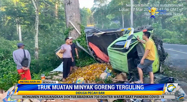Truk Muatan 8 Ton Minyak Goreng Terguling