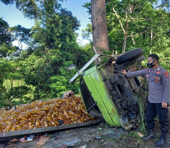 Truk Pengangkut Minyak Goreng Terguling di Kabupaten Pesibar, Lampung