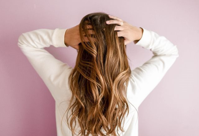 Tren mengeringkan rambut dengan pengering tangan di toilet umum, berbahaya! (Foto: Ilustrasi/Pexels.com)