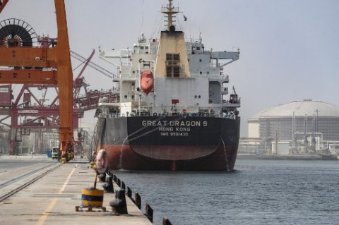 Kapal Kargo Pembawa Mobil UEA Terbalik di Teluk Persia