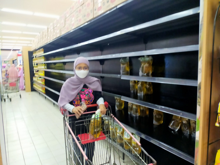 Ada Mafia Rakus Jual Minyak Goreng ke Luar Negeri