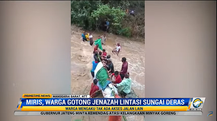 Miris, Warga Gotong Jenazah Seberangi Sungai Deras