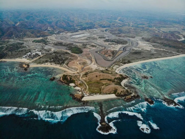 Jelang MotoGP Mandalika, Menparekraf Serahkan Sertifikat Indonesia Care