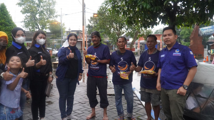 NasDem Berbagi 100 Liter Minyak Goreng kepada Tukang Becak di Mojokerto