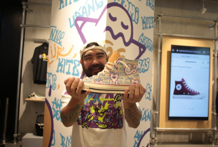 Buka Gerai di Kokas, Converse Gaet Philip Ponk Lukis Mural Bertemakan Budaya Indonesia