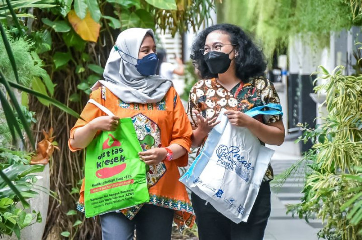 Pemkot Surabaya Resmi Larang Penggunaan Kantong Plastik Sekali Pakai