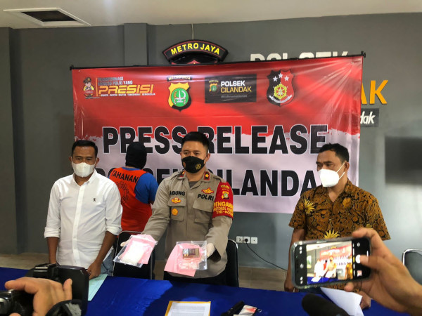 Kapolsek Cilandak, Kompol Agung Permana (tengah) menunjukkan barang bukti sabu dengan latar belakang tersangka MMA di Mapolsek Cilandak, Jaksel. Medcom.id/Aria Triyudha