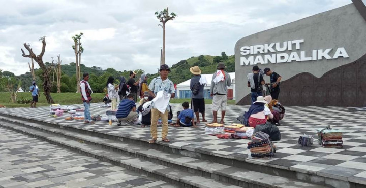 Pedagang Baju Mulai Ramai di Kawasan Sirkuit Mandalika