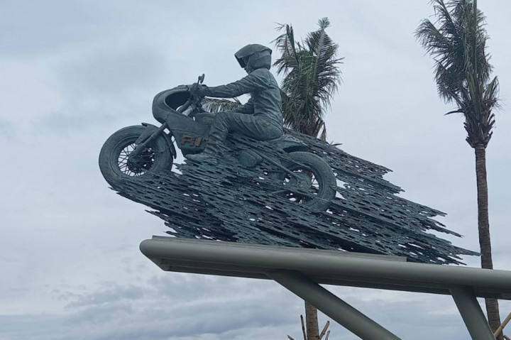 Melihat Patung Jokowi di Sirkuit Mandalika yang Jadi Objek Favorit untuk Berfoto