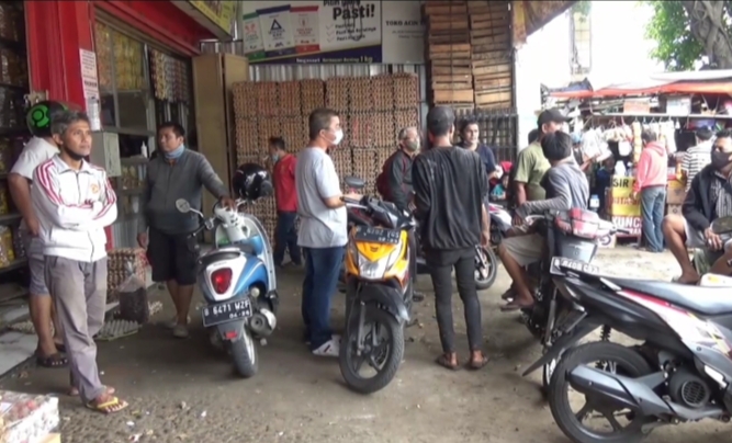 Puluhan Warga Kota Tangerang Antre Beli Minyak Goreng Curah