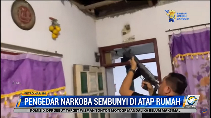 Kocak, Pengedar Narkoba Sembunyi di Atap Rumah Saat Digerebek