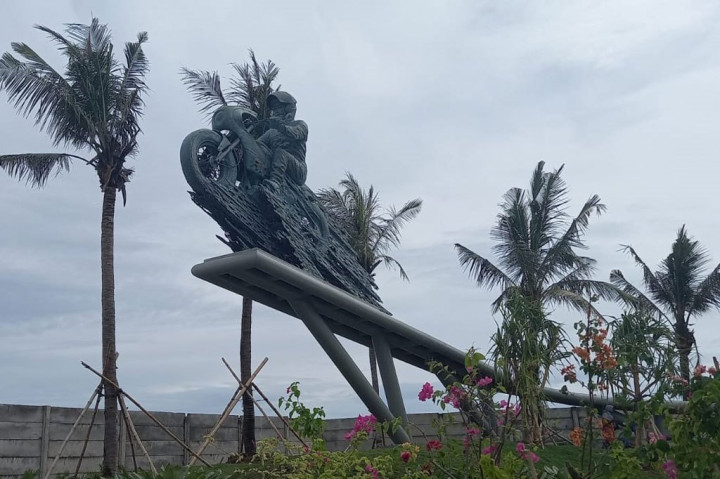 Patung Jokowi Jadi Spot Favorit Berfoto di Sirkuit Mandalika