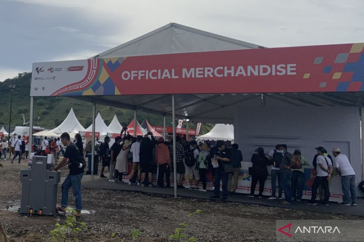 <i>Stand Merchandise</i> MotoGP Mandalika Ramai Diserbu Pengunjung