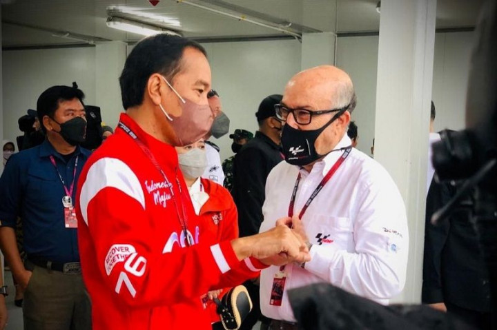 Jokowi Tengok <i>Starting Grid</i> Sebelum <i>Race</i> Dimulai