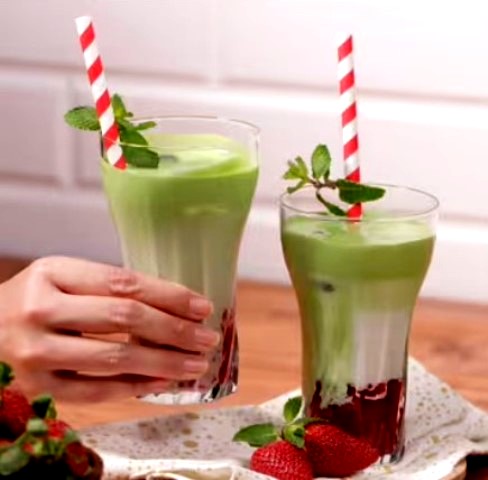 Resep minuman strawberry matcha latte ini pastinya menghadirkan rasa yang berbeda. (Foto: Dok. Endeus TV)