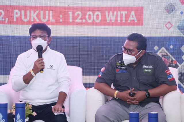 Menkominfo Johnny G. Plate dan Dirjen SDPPI Kementerian Kominfo, Ismail dalam Doorstop Interview di Media Center Indonesia MotoGP 2022, Mandalika, Lombok Tengah, Nusa Tenggara Barat, Minggu (20/03/2022). (ANTARA/HO/Kementerian Komunikasi dan Informatika)