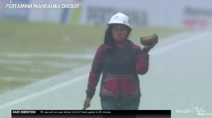 Beraksi di Sirkuit Mandalika, Ini Komentar MotoGP untuk Rara si Pawang Hujan