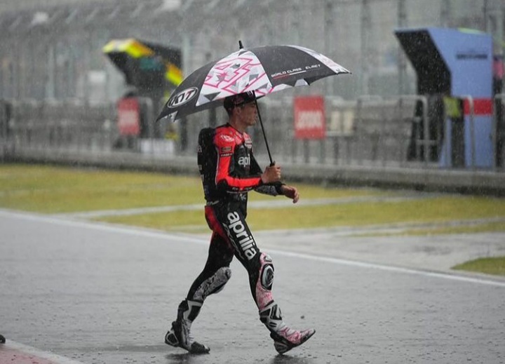 <i>Followers</i> Instagram Tembus 1 Juta, Aleix Espargaro Tunaikan Janji Lempar Helm