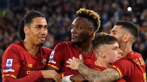 Striker AS Roma, Tammy Abraham (tengah), merayakan gol dengan rekan-rekan setim. (Tiziana FABI / AFP)