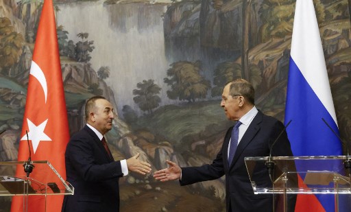 Menlu Turki Mevlut Cavusoglu (kiri) dan Menlu Rusia Sergei Lavrov (kanan). Foto: AFP