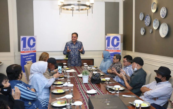 Puisi Esai Telah Melintasi Batas Negara