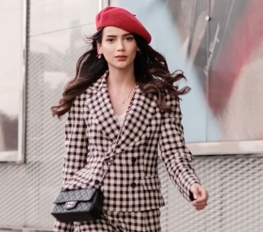 Salah satu outfit Sabrina yang menirukan gaya Emily in Paris. (Foto: Dok. Instagram/@sabrinachairunnisa_)