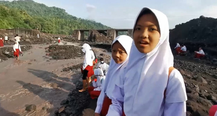 Perjuangan Siswa Menerobos Jalur Lahar Semeru untuk Sampai Sekolah