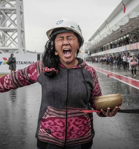 Indonesia nih bos! Sang pawang hujan, Rara Istiati Wulandari di momen istimewa MotoGp Indonesia. (Foto: Dok: Instagram MotoGP/@motogp)