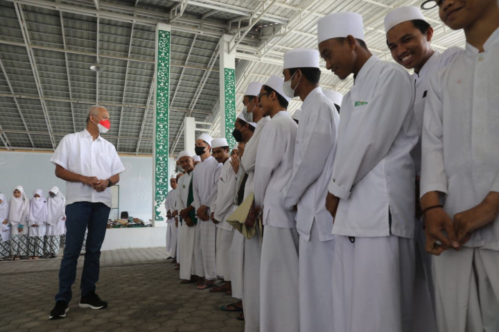 Ganjar Silaturahmi ke Ponpes Syaikh Zainuddin Nahdlatul Wathan Anjani