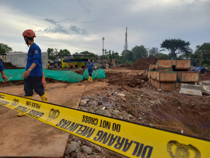 Evakuasi Selama 2 Jam, Pekerja yang Viral Tertimbun Proyek Tol Cinere-Jagorawi Selamat
