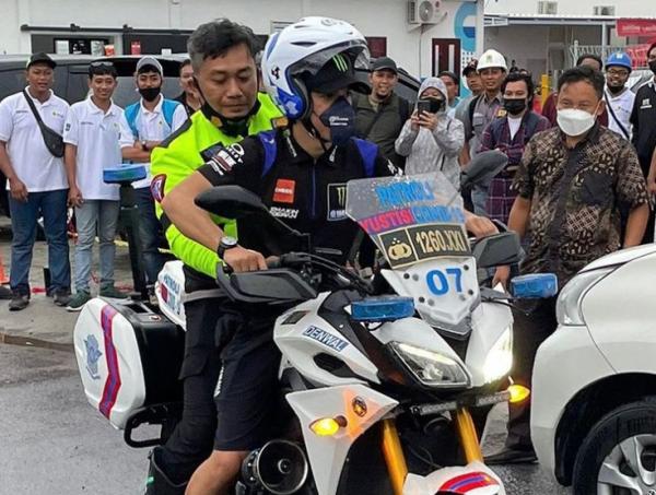 Franco Morbidelli pinjam motor polisi menuju bandara Lombok. (foto: sky sports)