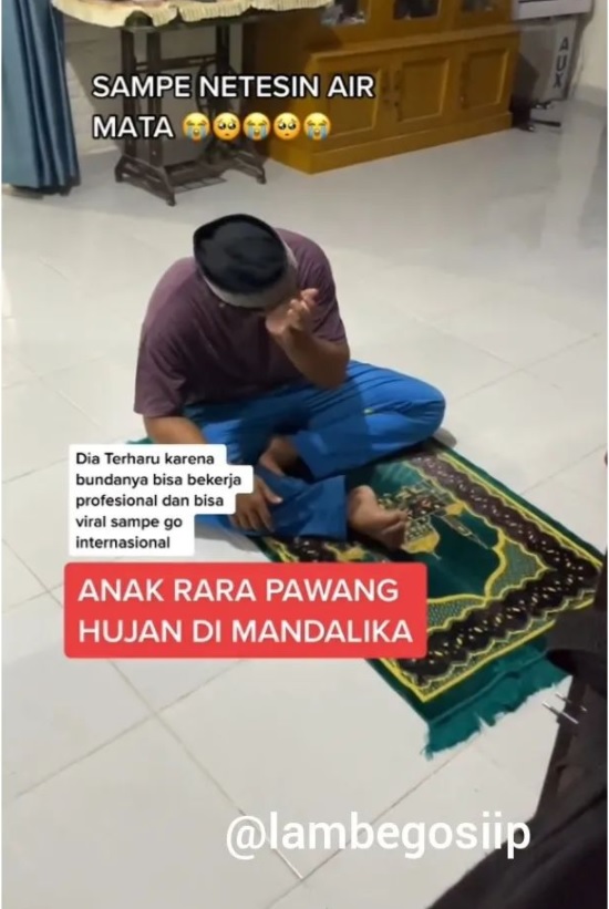 Pawang Hujan MotoGP Mandalika Viral, Anak Sedih Salat Sambil Nangis