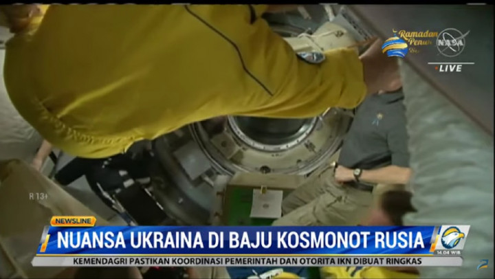 Baju Kosmonot Rusia Bernuansa Ukraina, Ada Apa?
