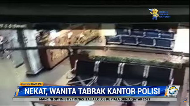Nekat! Wanita Tabrak Kantor Polisi