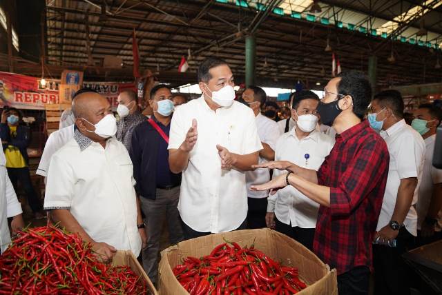 Menteri Perdagangan M Lutfi saat meninjau ketersediaan bahan pokok di pasar tradisional - - Foto: dok Kemendag