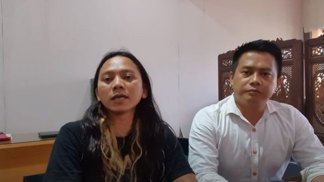 Gila! Buat Konten di Kolong Rel Kereta, Dede Inoen Youtuber 'Pemakan Jin' Minta Maaf