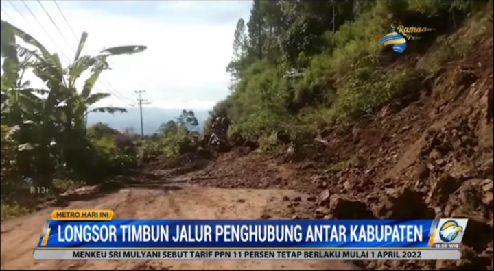 Jalur Trans Sulawesi di Tana Toraja Tertimbun Longsor
