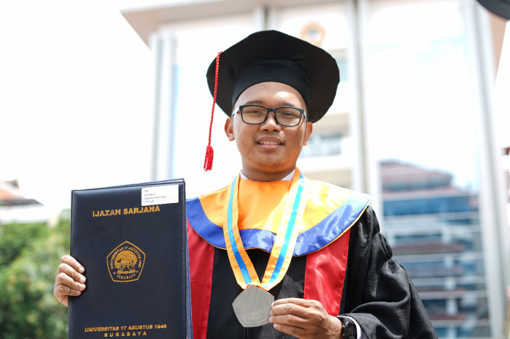 Berkat Beasiswa OSC, Putra Papua Ini Lulus dari Untag Hanya Bermodal Rp6,4 Juta