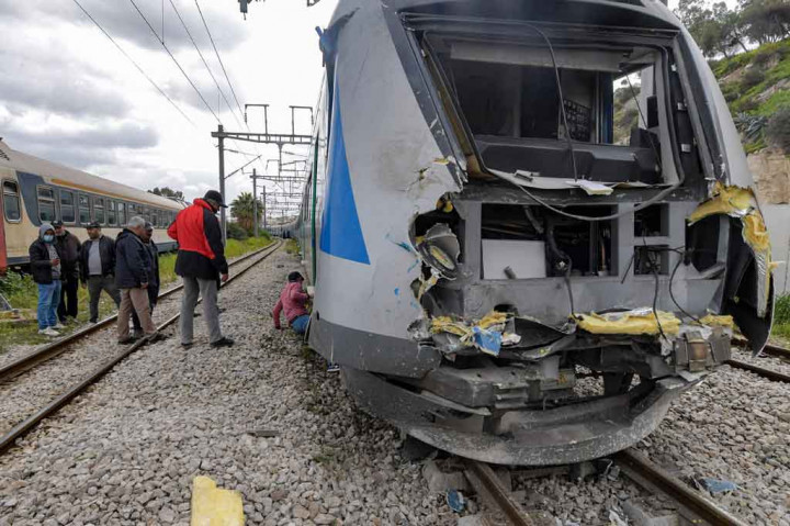 Foto Terpopuler: Tabrakan Dua KA di Tunisia hingga Nets Tundukkan Utah Jazz