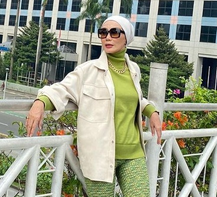 kemeja kebesaran (ovesized) juga bisa kamu jadikan outer. Gaya ini cocok untuk kamu yang ingin tampil kasual, santai namun tetap kece. (Foto: Dok. Instagram/@okkyasokawatireal)