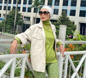 Tiru Gaya Okky Asokawati Mix and Match Outer untuk Hijaber yang Stylish