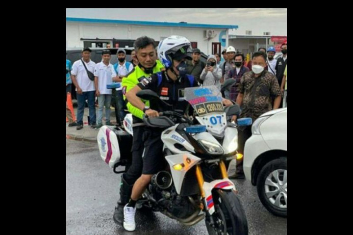 Cerita Polisi Diboncengi Franco Morbidelli Pembalap MotoGP yang Ketinggalan Pesawat Pulang