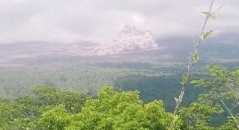 Gunung Semeru Muntahkan Awan Panas Setinggi 1,5 Km