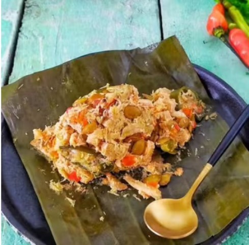 Resep sederhana ala rumahan tempo dulu, botok tempe dengan teri dan kemangi. (Foto: Dok. Endeus TV)